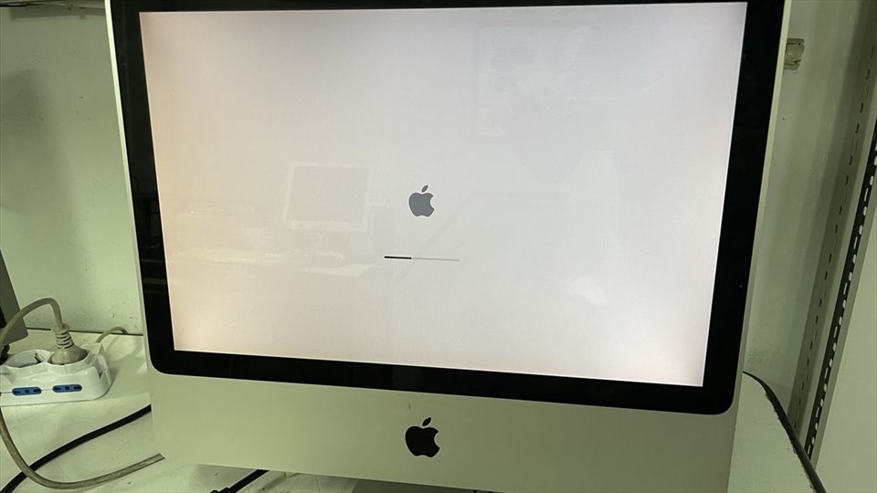 Riparazione iMac 20'' A1224 - Schermata bianca, bloccato su logo Apple, artefatti