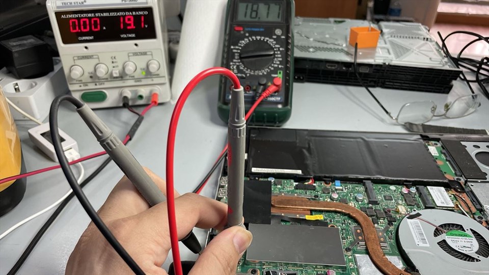 Riparazione notebook Asus K551L - Tensione sul drain del primo MOSFET a valle del connettore