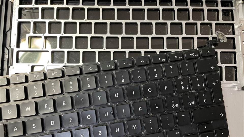 La tastiera del MacBook rimossa